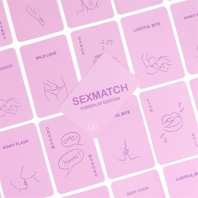 Cartas cor-de-rosa do jogo SEXMATCH FOREPLAY EDITION espalhadas num padrão sobre fundo branco