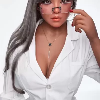 Boneca realista com cabelo cinzento e casaco branco a usar óculos
