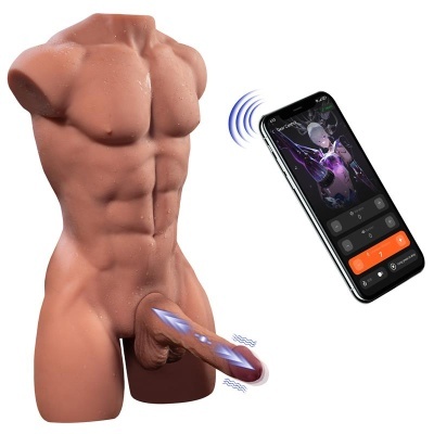 Manequim masculino com pénis vibratório e smartphone ao lado