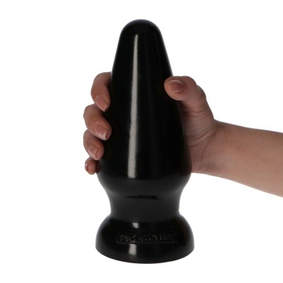 Produto cónico preto com base larga e texto TOYZ4LOVERS segurado por uma mão