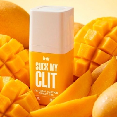 Frasco de gel laranja com tampa branca rodeado por pedaços de manga cortada