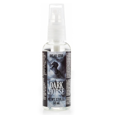 Frasco de spray transparente com etiqueta preta e cavalo negro empinado
