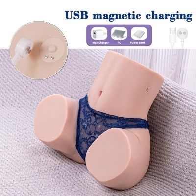 Torso feminino em material tipo silicone com calcinha azul em renda em fundo branco