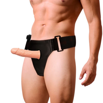 Cinta preta com pénis em silicone em modelo masculino