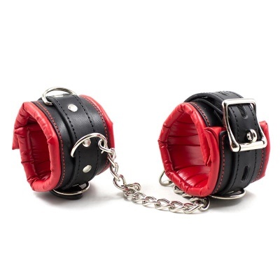 Algemas de pulso em couro preto e vermelho com corrente e fivela