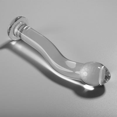 Objeto em vidro transparente com forma curva e base circular