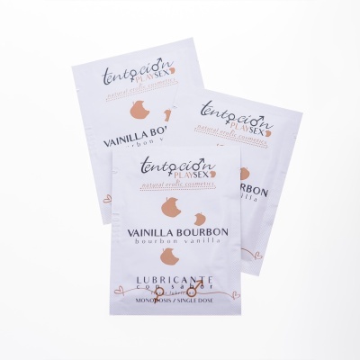 Pacotes de cosméticos eróticos sabor baunilha em fundo branco