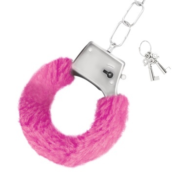 Algemas metálicas com pelúcia rosa e correntes, com três chaves metálicas penduradas.