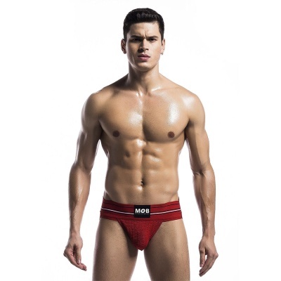 Cuecas vermelhas com padrão texturizado e cintura elástica com etiqueta MOB, modelo masculino