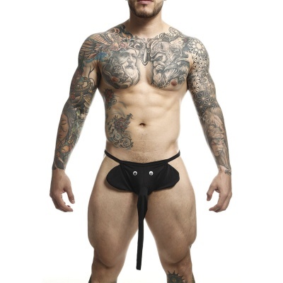 Homem tatuado usando cueca preta com detalhe pendurado em fundo branco