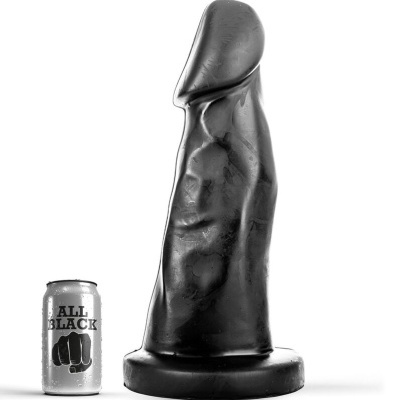 Escultura abstrata preta ao lado de lata ALL BLACK com punho