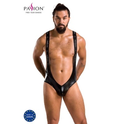 Homem a usar fato de banho preto brilhante com tiras pretas estampadas PASSION em fundo branco