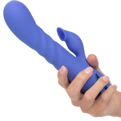 Vibrador azul de silicone com controlo em mão feminina