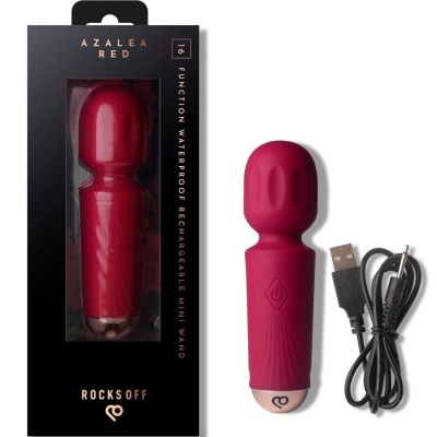 Vibrador mini vermelho com cabo USB e embalagem preta de onde é visível o produto e texto AZALEA RED