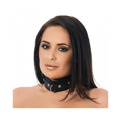 Colar tipo coleira preto com fivela metálica ao pescoço