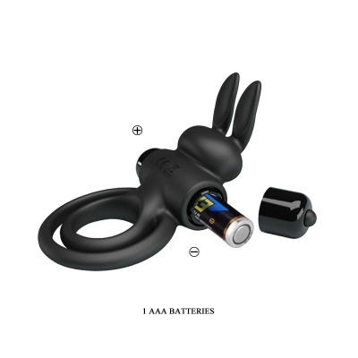 Anel vibratório preto com formato de coelho e bateria AAA visível