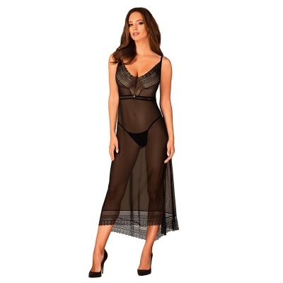 Vestido lingerie preto transparente com renda, alças finas e salto alto.