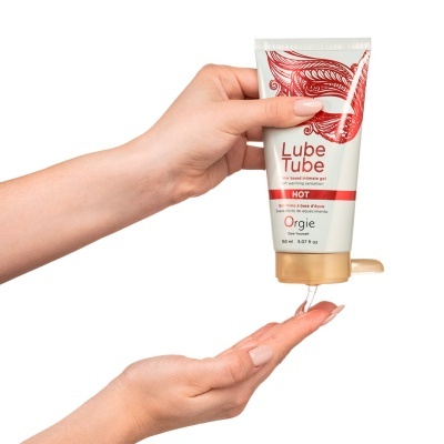 Gel lubrificante íntimo em tubo branco com tampa amarela e aplicação na mão