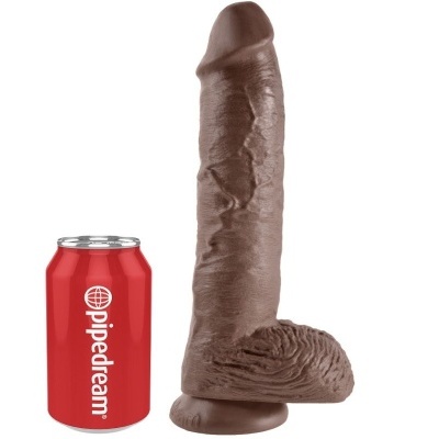 Dildo castanho realista com base de ventosa junto a lata vermelha com texto pipedream