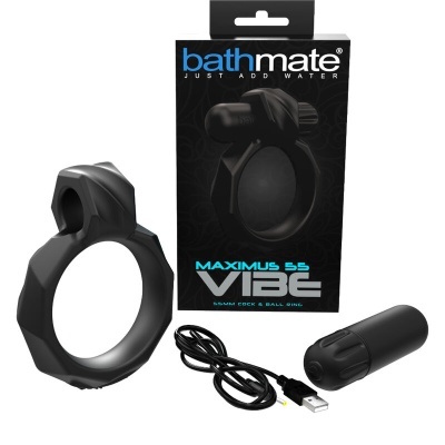 Anel vibratório preto Maximus 55 em silicone com vibrador e cabo USB junto da embalagem.