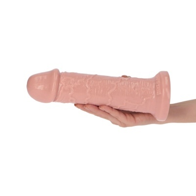 Dildo rosa com textura detalhada segurado por uma mão