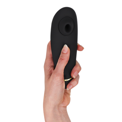 Dispositivo preto de silicone ergonómico na mão