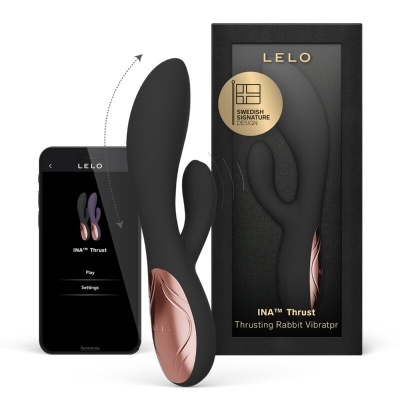 Vibrador tipo rabbit preto com detalhes dourados, embalagem preta e smartphone com app LELO aberto.