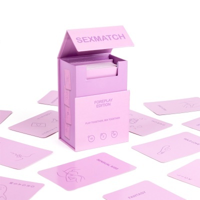 Caixa rosa de jogo de cartas SEXMATCH com cartas cor-de-rosa espalhadas