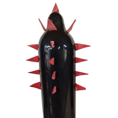 Preservativo preto com pontas vermelhas pontiagudas