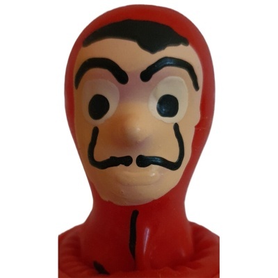 Figura de plástico com máscara vermelha e rosto pintado com bigode e sobrancelhas pretas