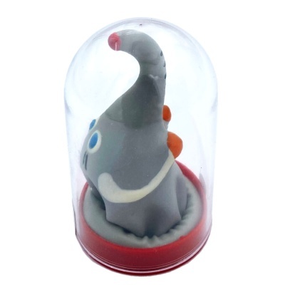 Boneco de elefante cinzento dentro de redoma transparente com base vermelha