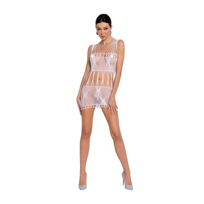 Vestido transparente com padrão de borboletas e salto alto cinza claro.
