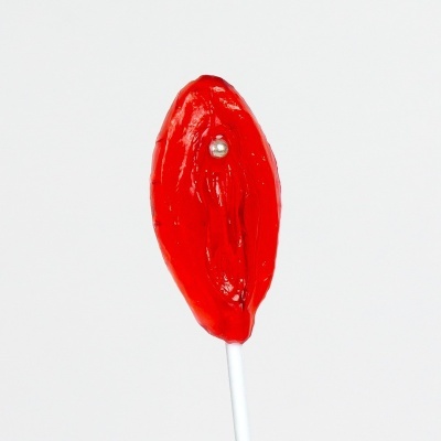 Pirulito vermelho em forma de lábio com palito branco