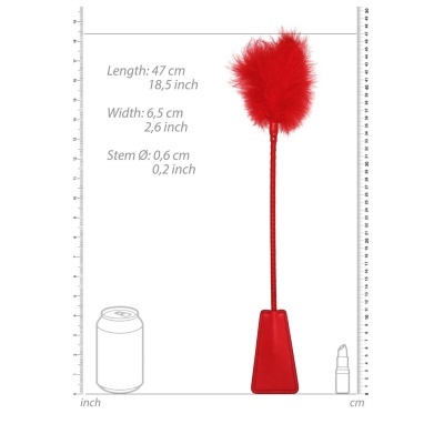 Objeto vermelho com base trapezoidal, haste fina e penas vermelhas na ponta