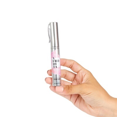 Frasco de perfume Afrodite 9,5 ml com tampa prateada na mão feminina sobre fundo branco