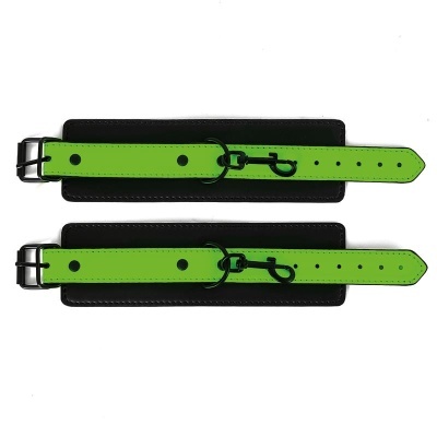 Pulseiras em couro preta e verde fluorescente com fechos metálicos sobre fundo branco