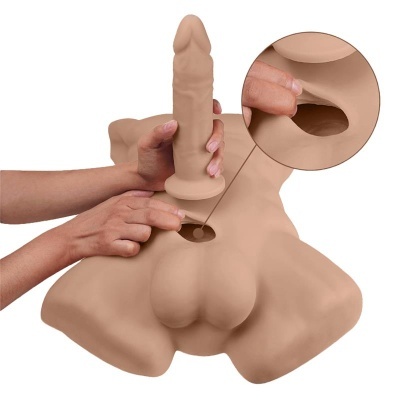Produto anatómico em silicone bege com dildo e mãos a manipular