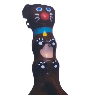 Figura decorativa de gato castanho com olhos azuis e nariz vermelho