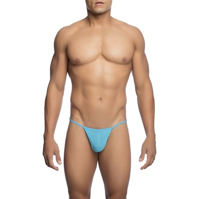 Cueca fio dental azul turquesa em modelo masculino com fundo branco