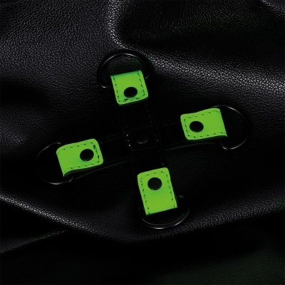 acessório de couro preto com detalhes verdes fluorescentes e argolas metálicas pretas