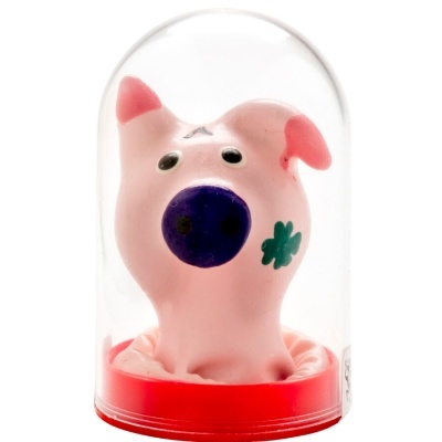 Miniatura de porco cor-de-rosa com cúpula transparente e base vermelha.