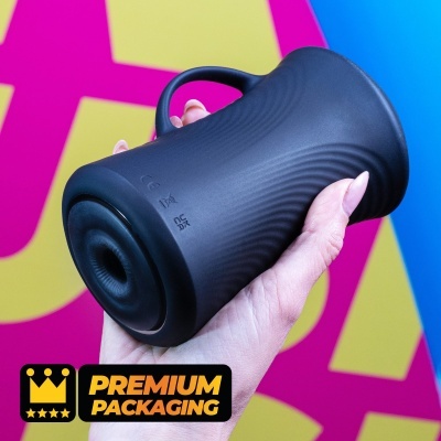 Objeto preto com textura ondulada e alça segurado por mão em fundo colorido e texto premium packaging