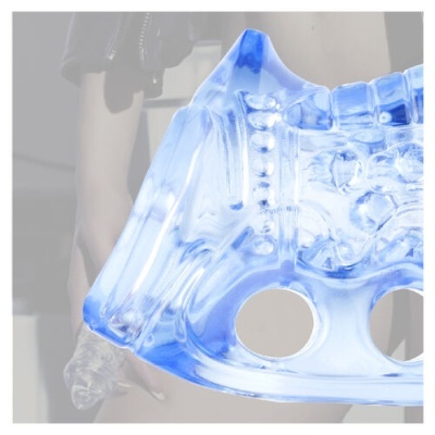 Máscara azul translúcida com recortes oculares e detalhes em relevo