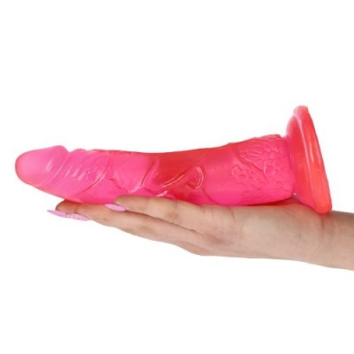 Dildo vermelho translúcido com textura detalhada apoiado na mão