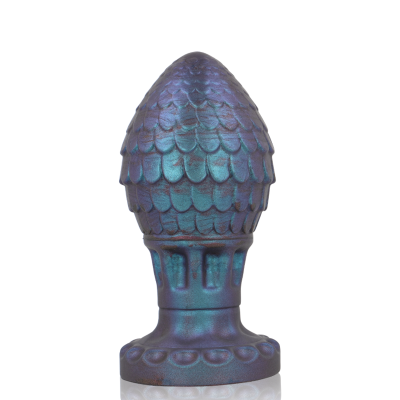 Objeto decorativo em forma de pinha azul iridescente com padrão de escamas