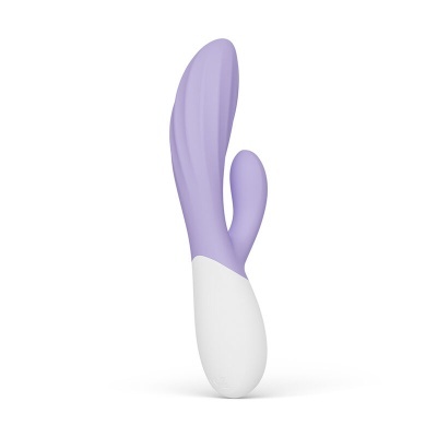 Vibrador duplo lilás com base branca em fundo branco
