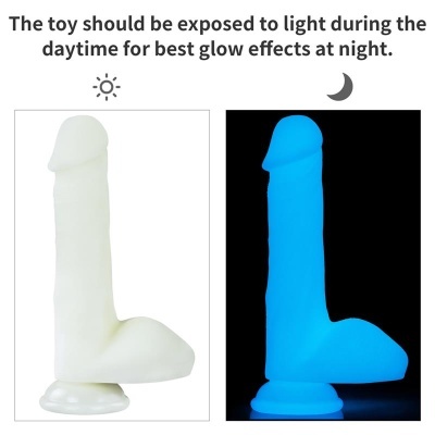Dildo branco foscante que brilha em azul no escuro com indicação de texto em inglês sobre exposição à luz.
