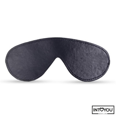 Máscara de olho preta com costura, fundo branco e logótipo INTOYOU BDSM LINE