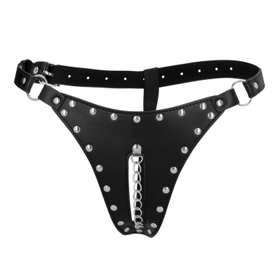 Cueca preta com tachas metálicas e corrente no centro