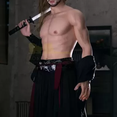Homem com saia preta plissada e katana em cenário interior